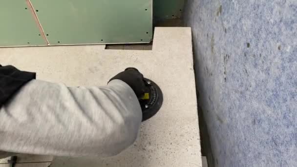 4K视频镜头 将一个大的宽格式的瓷砖放在安装的迫击炮上 将瓷砖铺在水泥砂浆上 用于在有地热系统的表面粘贴瓷砖 — 图库视频影像