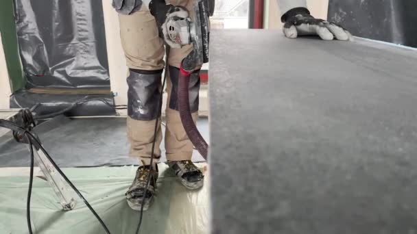 打工仔4K片磨削切割45度的录像 建筑工地工人用磨床切割大型瓷砖 — 图库视频影像