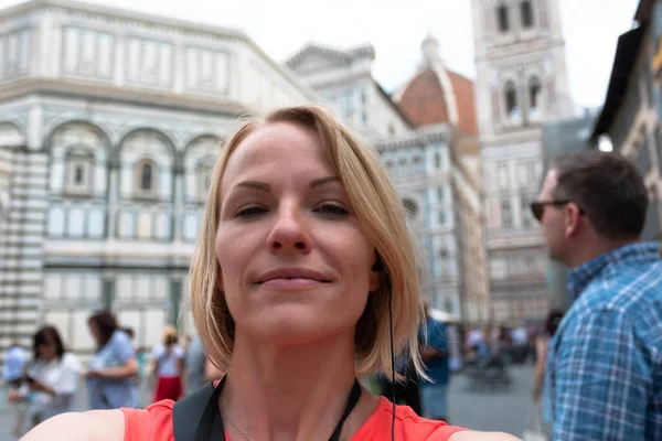 Young Woman Tourist Taking Photo Background Cathedral Cathedral Santa Maria — 스톡 사진