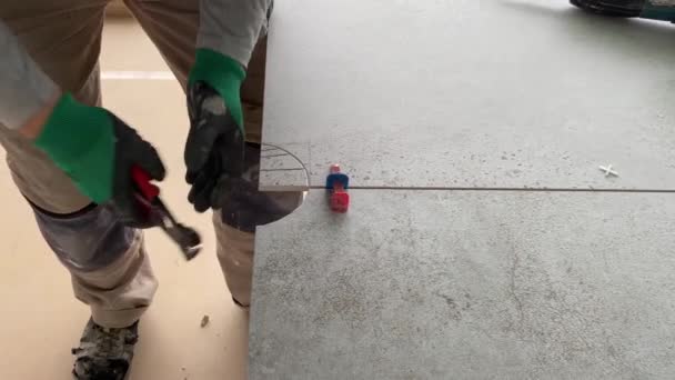 4K用钻石刀具测量进一步切割瓷砖的录像 在现代化的室内由一个专业的耕地机铺瓷砖 — 图库视频影像