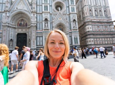 Santa Maria del Fiore Katedrali 'nin arka planında fotoğraf çeken genç bir kadın, Floransa, İtalya