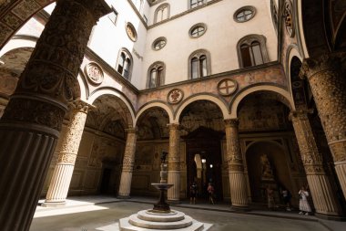 İtalyan Mimarisi. İtalya, Floransa 'daki Palazzo Vecchio' nun süslü avlusu