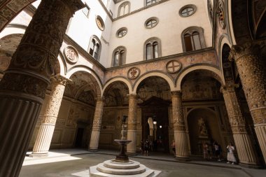 İtalyan Mimarisi. İtalya, Floransa 'daki Palazzo Vecchio' nun süslü avlusu