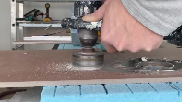 Worker Tiller Drills Hole Porcelain Tile Diamond Core Drilling Labor — Vídeo de stock