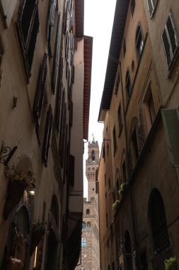 İtalya, Floransa 'daki Piazza della Signoria' da güzel heykelleri olan Vecchio Sarayı