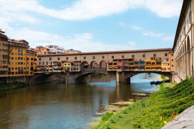 İtalya 'nın Floransa kentindeki Arno Nehri üzerinde Ponte Vecchio