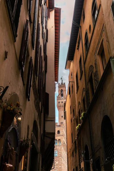 İtalya, Floransa 'daki Piazza della Signoria' da güzel heykelleri olan Vecchio Sarayı