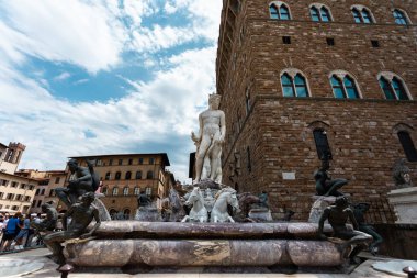 İtalya, Floransa 'daki Piazza della Signoria' daki Fountain Neptün. Floransa 'nın ünlü çeşmesi.