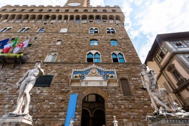 İtalya, Floransa 'daki Piazza della Signoria' da güzel heykelleri olan Vecchio Sarayı