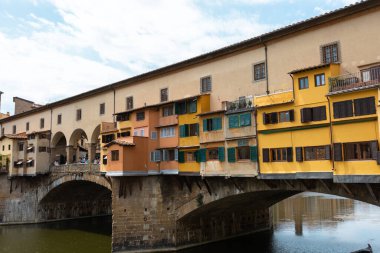 İtalya 'nın Floransa kentindeki Arno Nehri üzerinde Ponte Vecchio