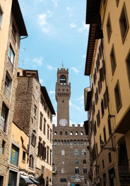 İtalya, Floransa 'daki Piazza della Signoria' da güzel heykelleri olan Vecchio Sarayı
