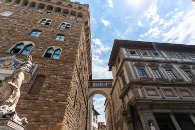 İtalya, Floransa 'daki Piazza della Signoria' da güzel heykelleri olan Vecchio Sarayı