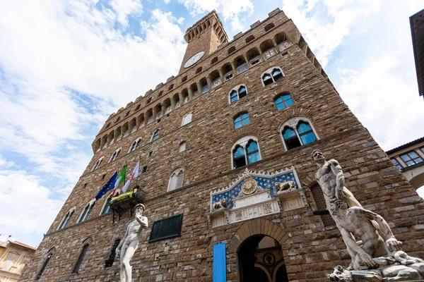 İtalya, Floransa 'daki Piazza della Signoria' da güzel heykelleri olan Vecchio Sarayı