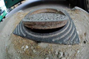 Yolda tehlikeli bir rögar kapağı var.