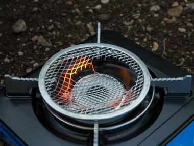 Portatif ocağın ocağı bozuldu ve ızgara alev aldı. Tehlikeli bir olay, yangın tehlikesi, arıza.