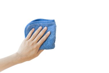 Beyaz arka planda mavi bir mikrofiber temizleme bezi tutan bir el. Boşluğu kopyala
