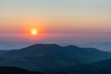 Vahşi atlar dağlarda özgürce koşuyor. Gözlemcinin zevkine varmak için.! 
