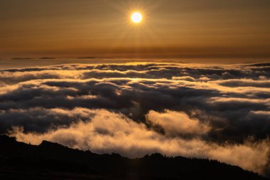 Güneş, İspanya 'nın Asturias dağlarında günbatımının kahramanıdır.!