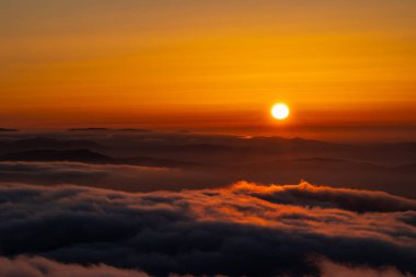 Güneş, İspanya 'nın Asturias dağlarında günbatımının kahramanıdır.!