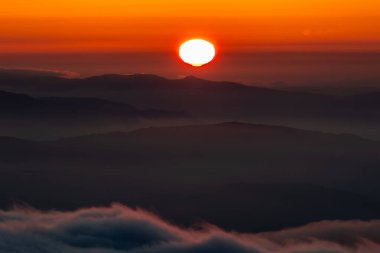 Güneş, İspanya 'nın Asturias dağlarında günbatımının kahramanıdır.!