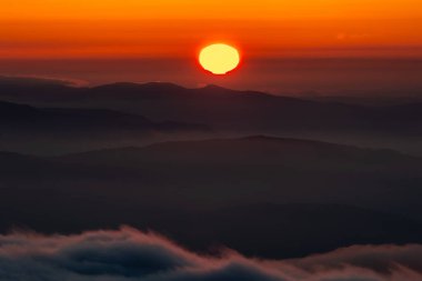Güneş, İspanya 'nın Asturias dağlarında günbatımının kahramanıdır.!