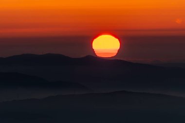 Güneş, İspanya 'nın Asturias dağlarında günbatımının kahramanıdır.!