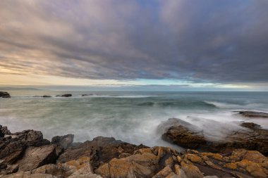 Cantabrian Denizi 'nin yanındaki doğada bir yürüyüş.! 