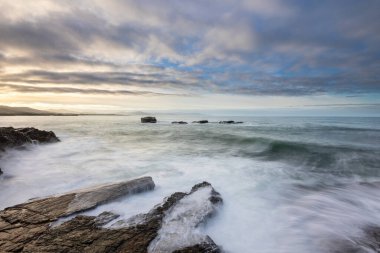 Cantabrian Denizi 'nin yanındaki doğada bir yürüyüş.! 