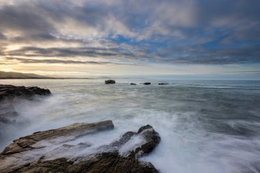 Cantabrian Denizi 'nin yanındaki doğada bir yürüyüş.! 