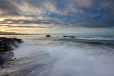Cantabrian Denizi 'nin yanındaki doğada bir yürüyüş.! 
