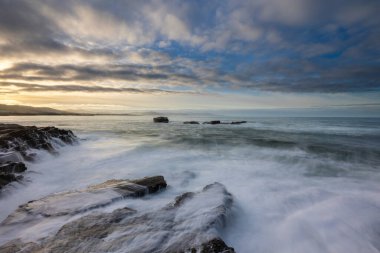 Cantabrian Denizi 'nin yanındaki doğada bir yürüyüş.! 