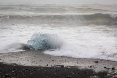 Benim sevgili İzlanda 'm, ve onun buzla oynayan elmas plajı.! 