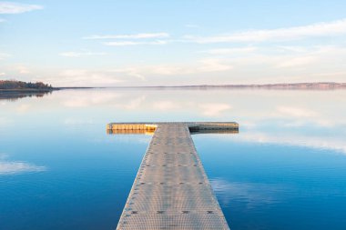 Gull Gölü rıhtımında Alberta, Kanada 'da mavi gökyüzü yansımaları
