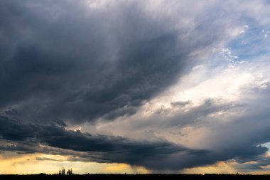 Alberta ovasında gün batımında sağanak fırtınaya yaklaşıyoruz.