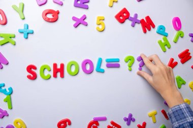 Tahtada renkli harfler var. Çocuklar el yazısı kelimeleri, okul yılı konsepti