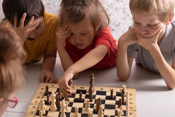 幸せな子供たちはチェスをしたりゲームのコンセプトを開発したり ストック写真