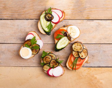 Beş aperatif turp, kabak, soğan. Vejetaryen tostları