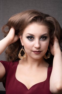 Sağlıklı saçlı güzel bir kadın modelin portresi.