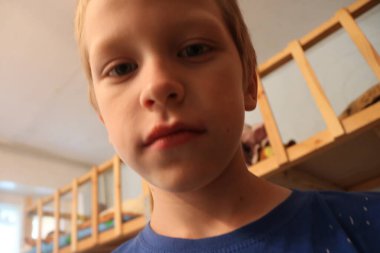 Kameraya bakan bir çocuğun portresi, yakın plan.