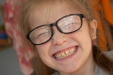 Sevimli, mutlu, gülümseyen kız çocuğu. Gülen çocuk. Mutluluk kavramı