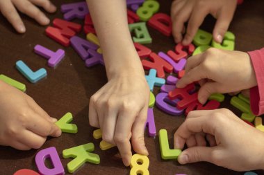 Bir sürü çocuk ellerinde okunacak renkli mektuplar, üst görünüm