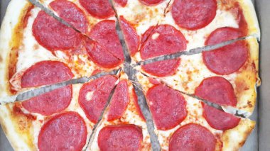 Lezzetli biberli pizza. Düz yatış, üst görünüm