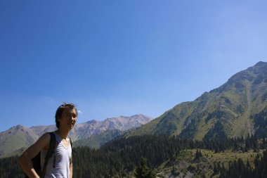 Asyalı yürüyüşçü hayatta kalma hedefine ulaşıyor, Kazakistan