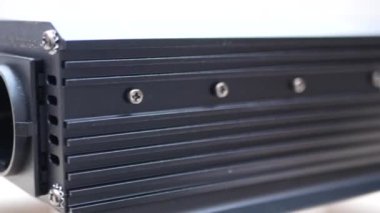 Voltaj dönüştürücüsünün prizli ve güç anahtarlı ön paneli.