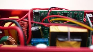  Voltaj dönüştürücünün iç yapısı. Devrenin elektronik bileşenleri..