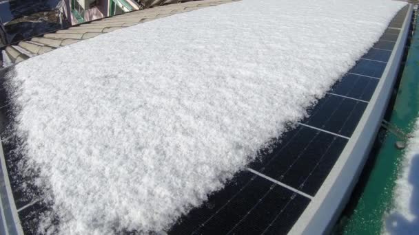 Der Schnee Auf Dem Solarpanel Schmilzt Sonnenlicht Schnell Zeitraffer — Stockvideo