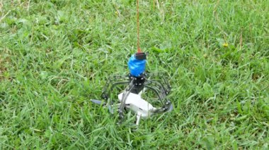 Otomatikleştirilmiş bir kol, çimenlere düşen bir dronu kurtarır..