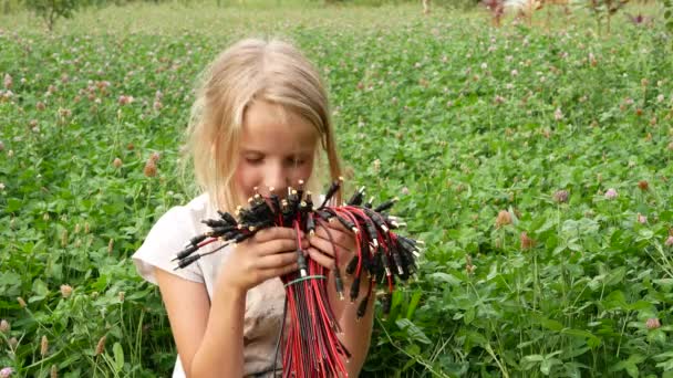Bir Kız Elektrik Konnektörlerinden Toplanmış Bir Buket Çiçeği Kokluyor — Stok video