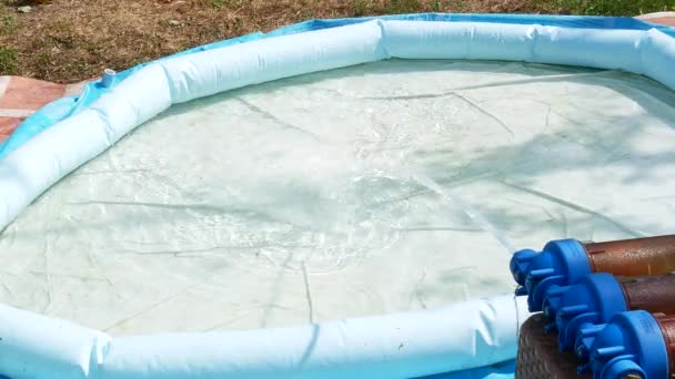 孩子们的充气游泳池矗立在阳光灿烂的草坪上 流动的水通过过滤器进行净化 — 图库视频影像