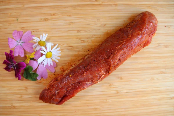 Fleischstücke Auf Einem Mit Blumen Dekorierten Holzbrett Für Ihre Metzgerei — Stockfoto
